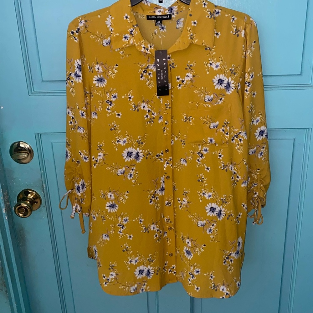 Sarah Michelle 3/4 sleeve blouse with drawstring at end of sleeve. Size M.# 3430